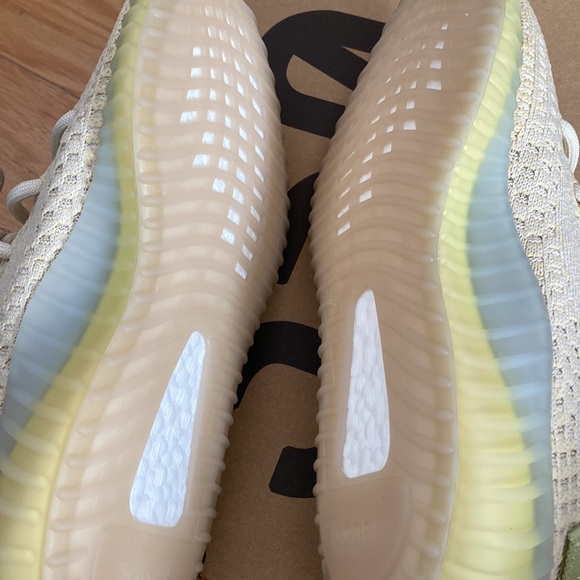 YEEZY Boost 350 V2 - Picture 10 of 11